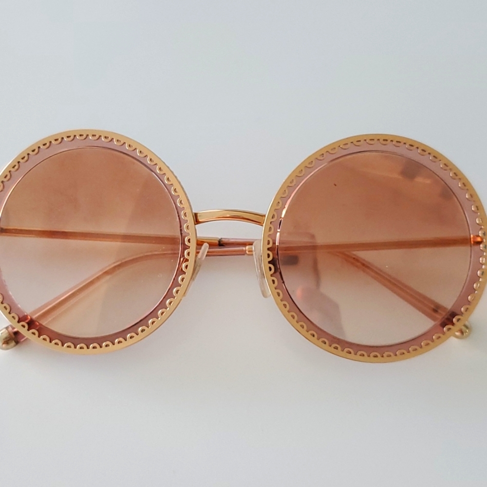 Trendy sunglasses Dolce&Gabbana. Rose gold